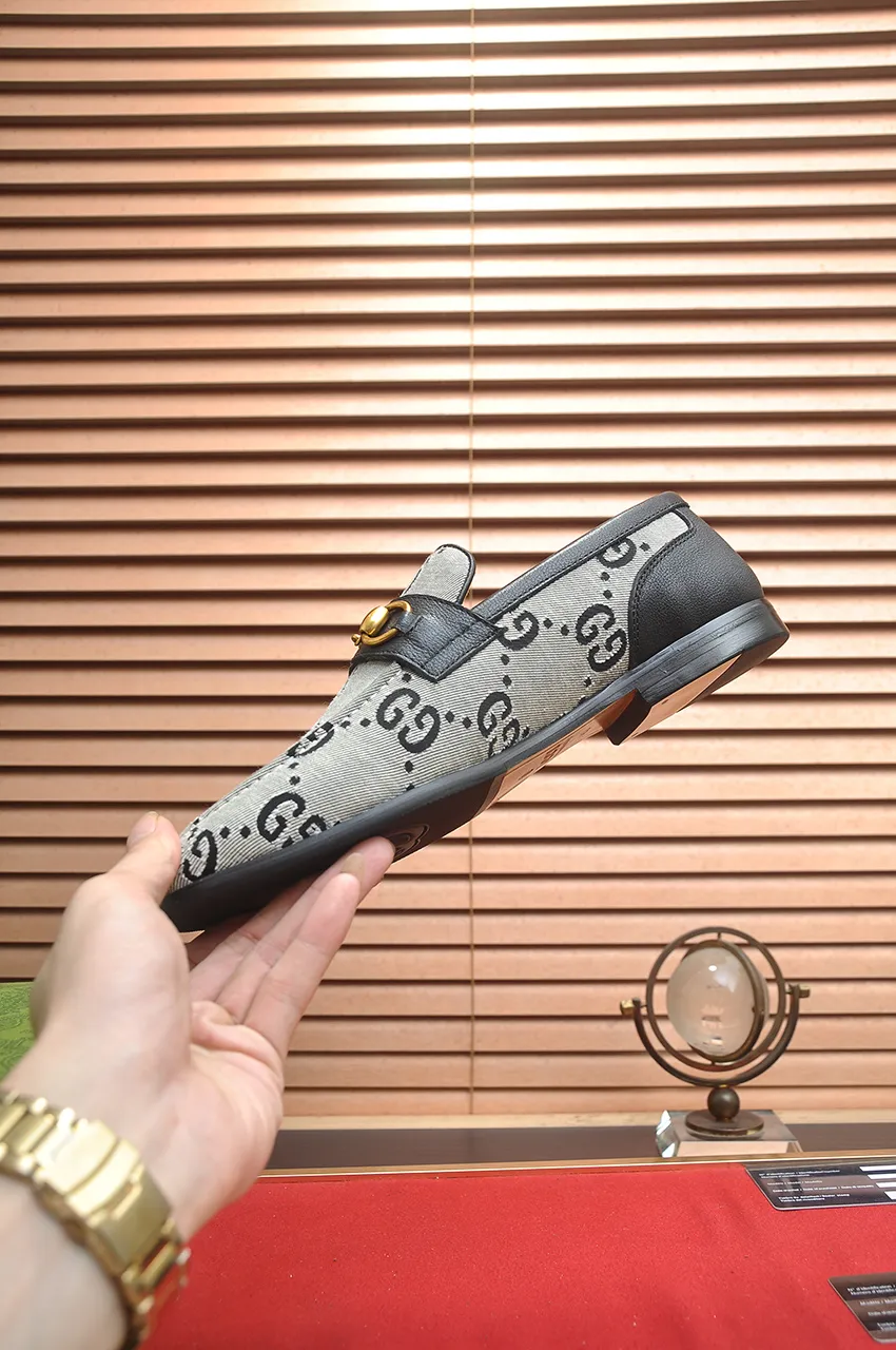 Men's shoes 💰600💶 Brand: GUCCI (Gucci) Standard size: Men's size 38/44 (45 can be customized) Grade: Same as the official website Original quality Material: Original cowhide Water-dyed cowhide lining Original rubber outsole Style category: Men's fashionable casual leather shoes Distinguished big-name luxury elements Top luxury Color: Actual picture